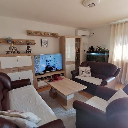 Airport Apartment Surcin Luaran gambar