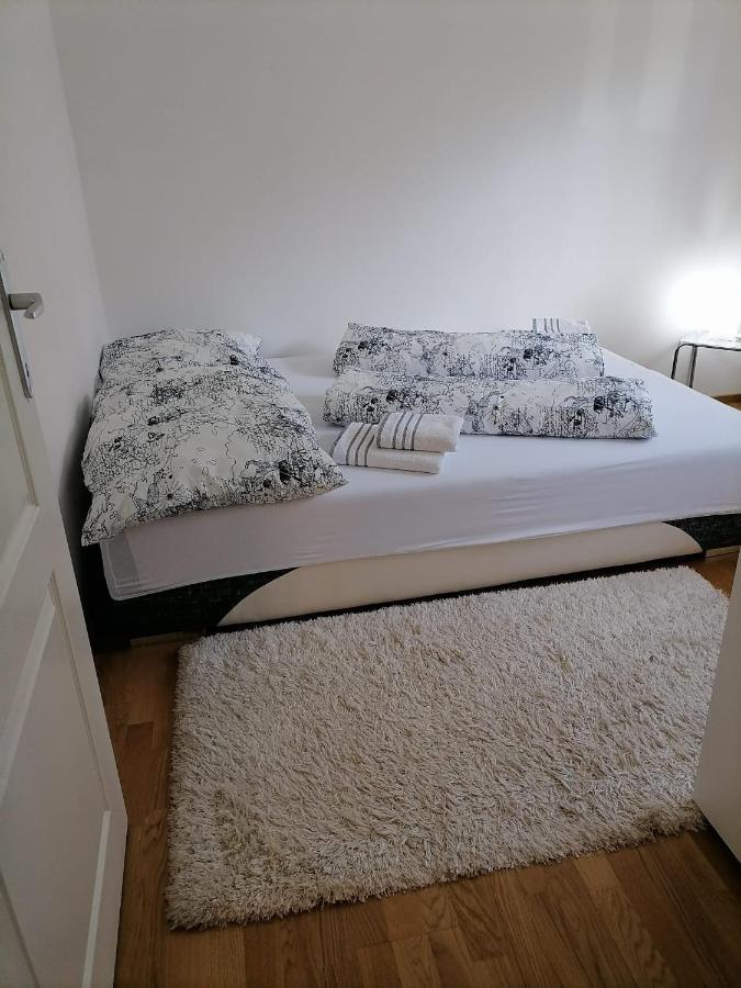 Airport Apartment Surcin Luaran gambar