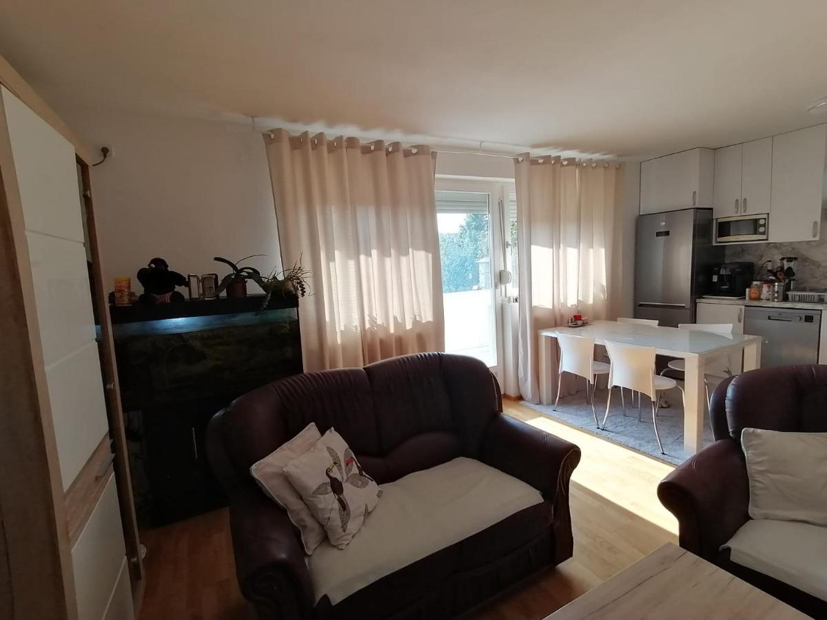 Airport Apartment Surcin Luaran gambar