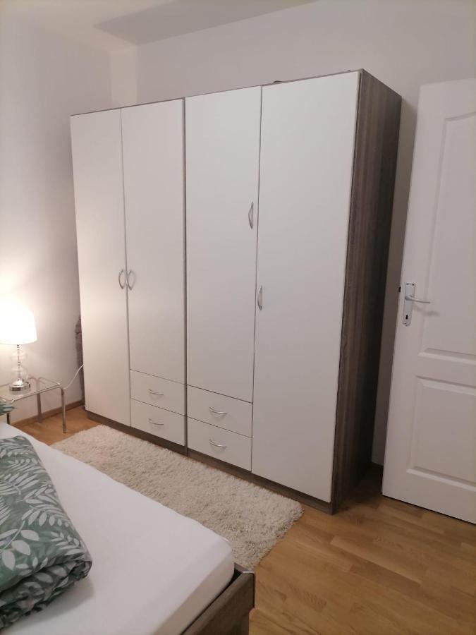 Airport Apartment Surcin Luaran gambar