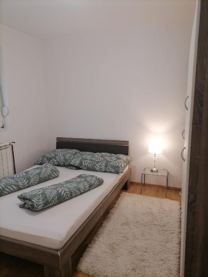 Airport Apartment Surcin Luaran gambar