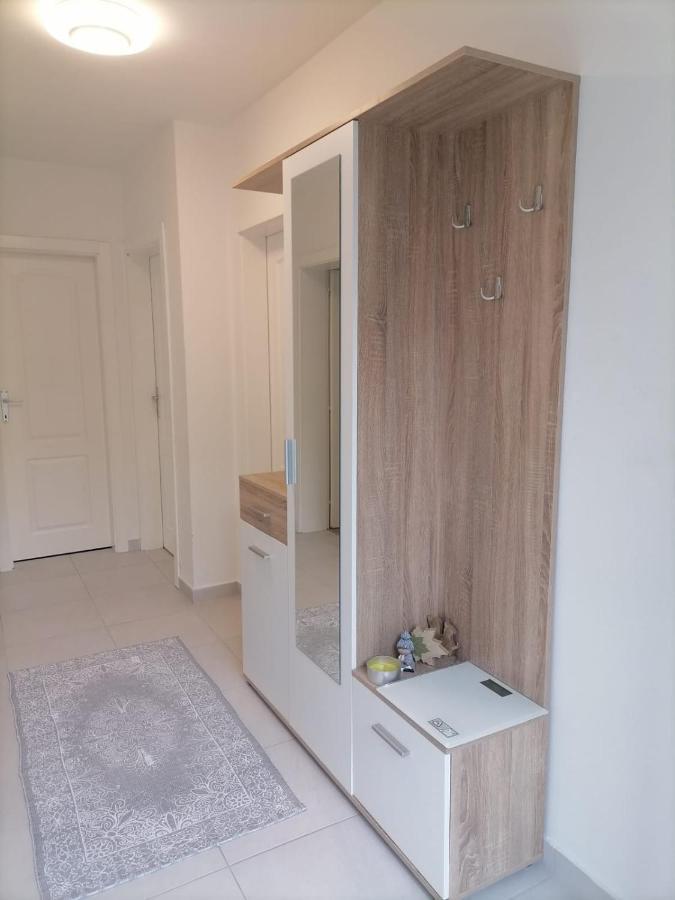 Airport Apartment Surcin Luaran gambar